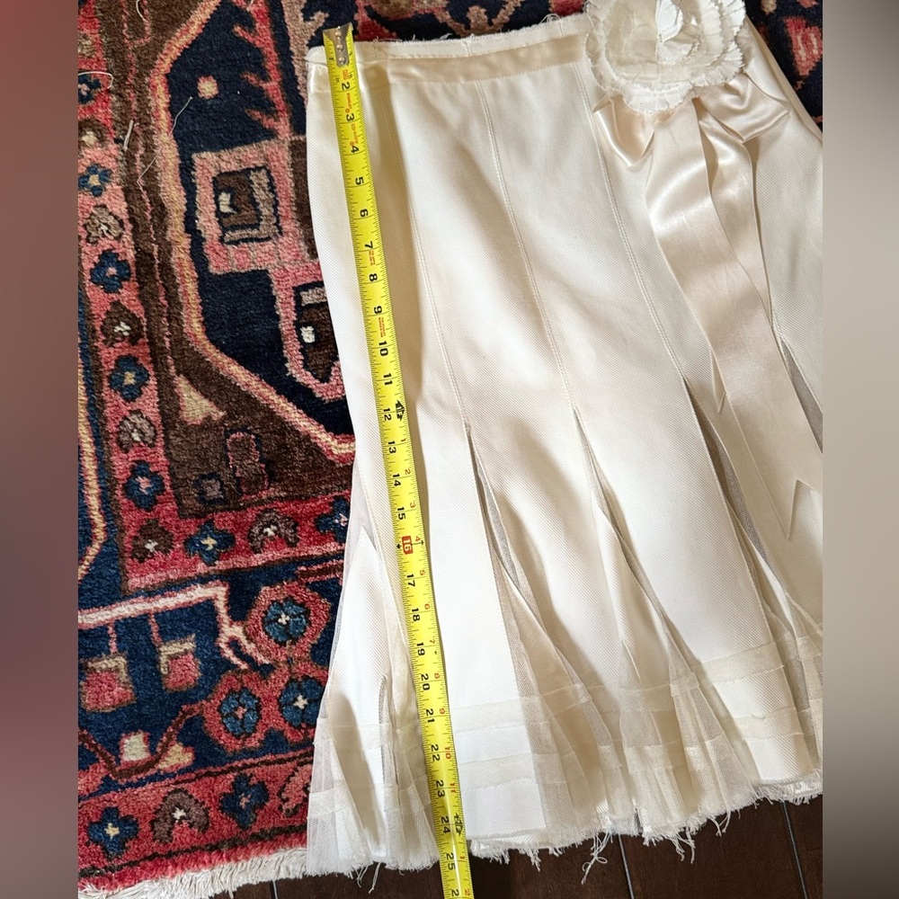 Chic White A-Line Skirt with Floral Detail - Picture 7 of 8